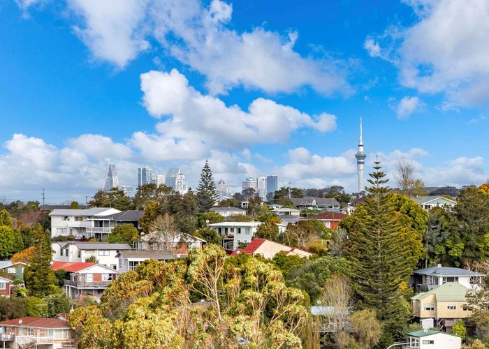  at 10 Camelot Place, Glenfield, Auckland