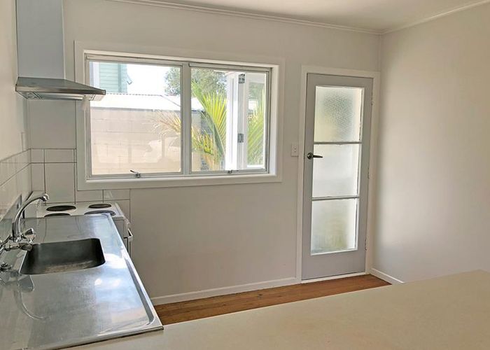  at 2/118 Lake Road, Belmont, Auckland