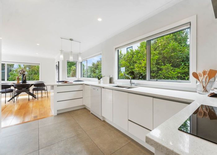  at 2/598 Beach Road, Rothesay Bay, North Shore City, Auckland