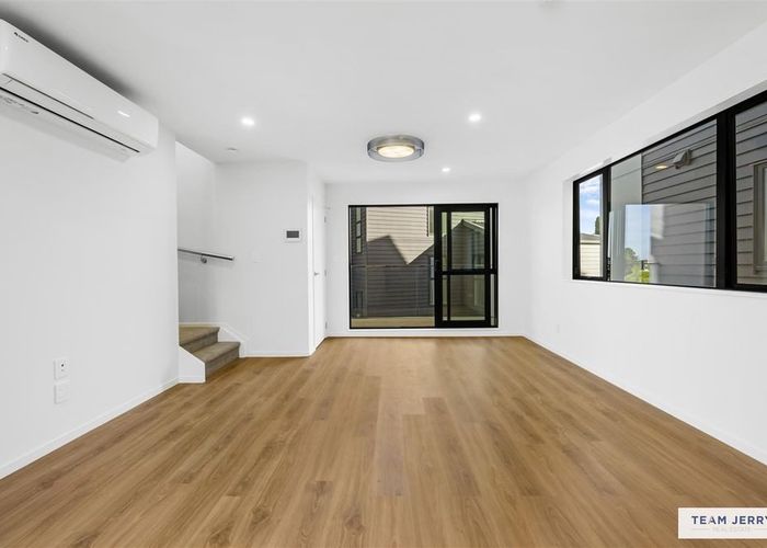  at Lot 5, 6 Woodhouse Place, West Harbour, Waitakere City, Auckland