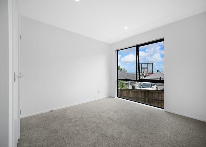  at 9/233 Great North Road, Henderson, Waitakere City, Auckland