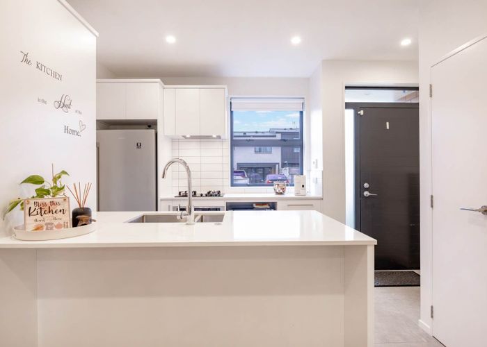  at 10 Magnetite Lane, Flat Bush, Auckland