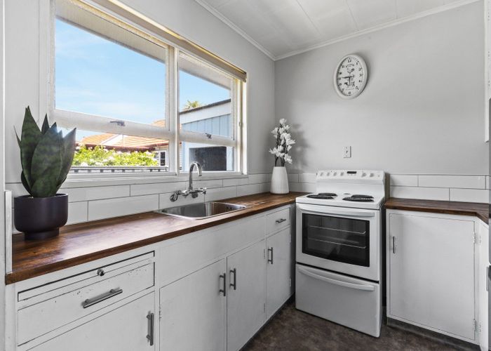  at 2/6 RUSSELL ROAD, MAREWA, NAPIER
