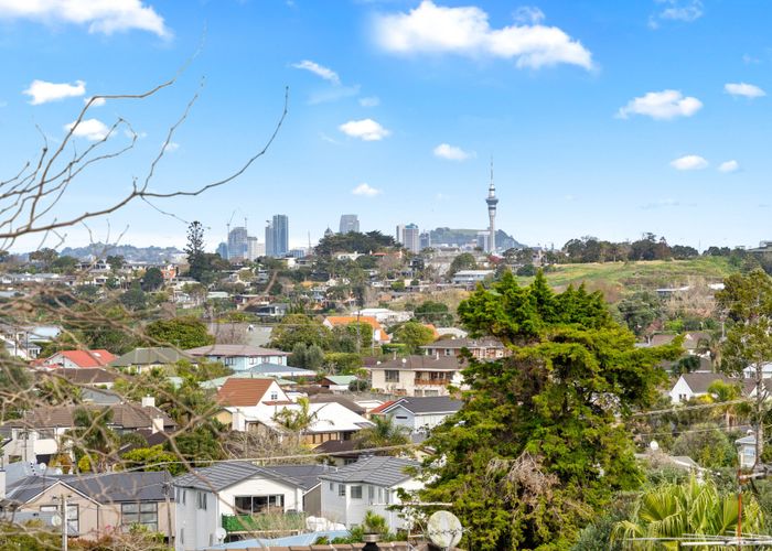  at 2/21 Tobruk Crescent, Milford, Auckland