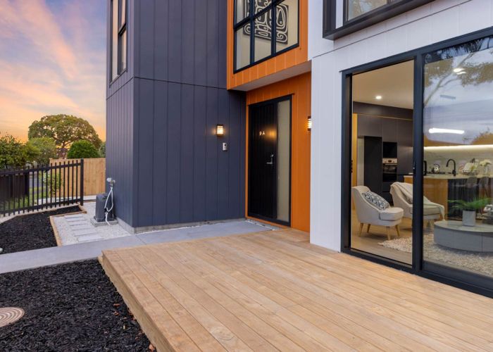  at 9B & 9C Liam Place, Half Moon Bay, Manukau City, Auckland