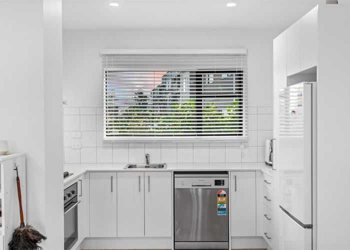  at 37 Eileen Newey Place, Henderson, Waitakere City, Auckland