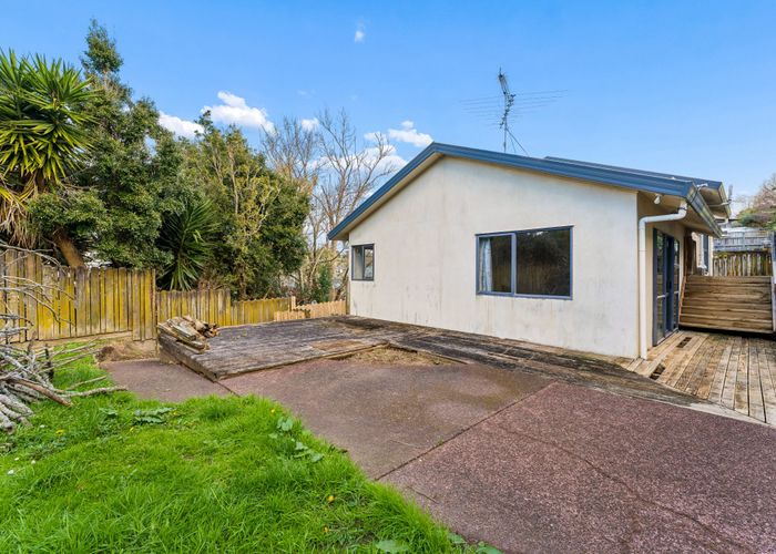  at 2/27 Lingfield Street, Glenfield, North Shore City, Auckland