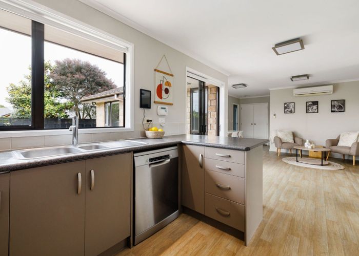  at 33 Thomas Road, Huntington, Hamilton