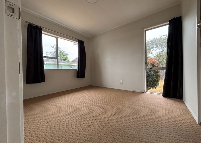  at 2/21 Challen Cl, Conifer Grove, Papakura, Auckland