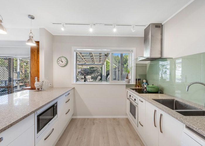  at 2/13A Wilbur Place, Sunnyhills, Manukau City, Auckland