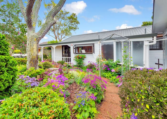  at 5 Sunshine Place, Papakura