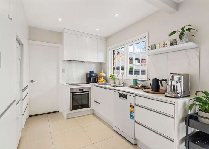  at 2/4 Jern Place, Eastern Beach, Auckland