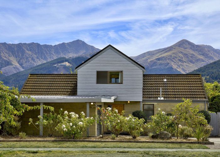  at 16 Oregon Drive, Kelvin Heights, Queenstown