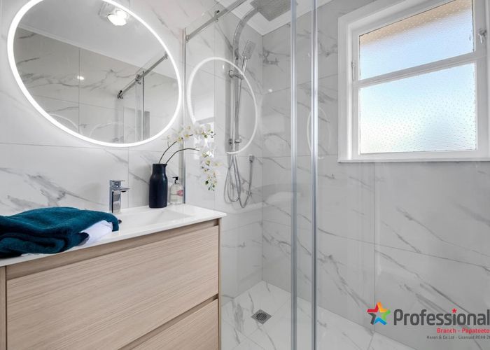  at 5 Farnborough Crescent, Mangere, Auckland
