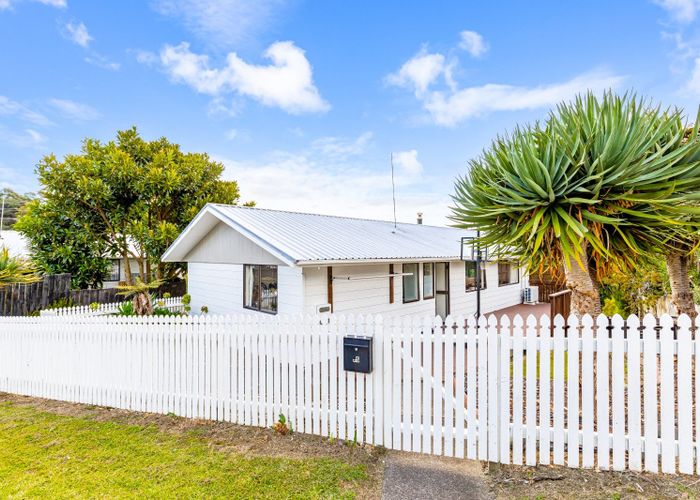  at 25 and 25A Lilburn Crescent, Massey, Waitakere City, Auckland