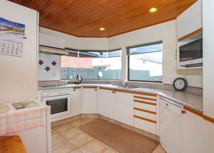  at 2/41 SHAKESPEARE RD, Milford, Auckland