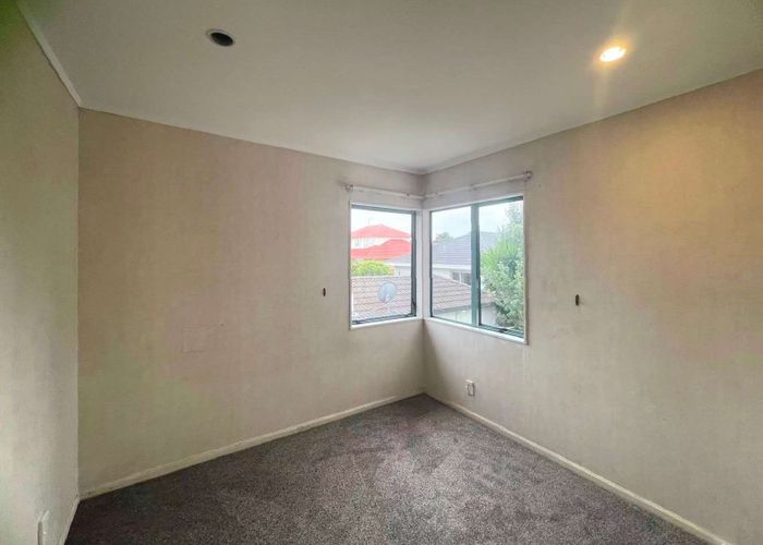  at 2/15 Dunn Place, Farm Cove, Manukau City, Auckland