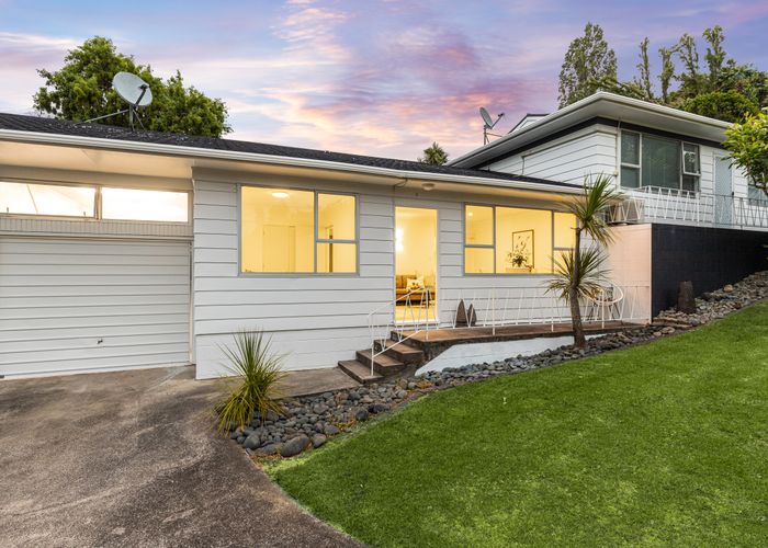  at 2/15 Houghton Street, Meadowbank, Auckland