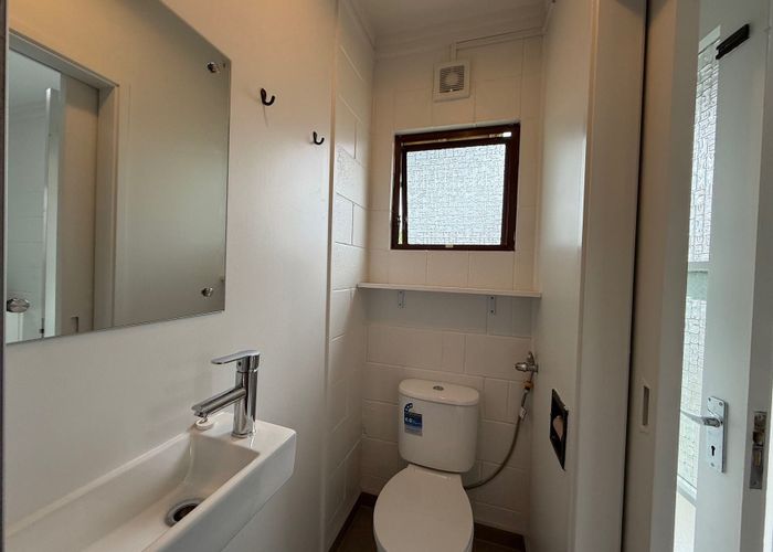  at 2/22 Tui Glen Road, Birkenhead, North Shore City, Auckland