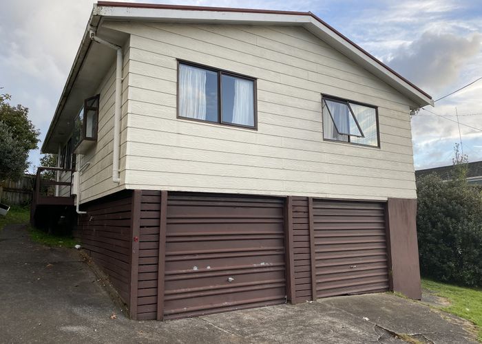  at 2/8 Quiet Street, Te Atatu South, Auckland