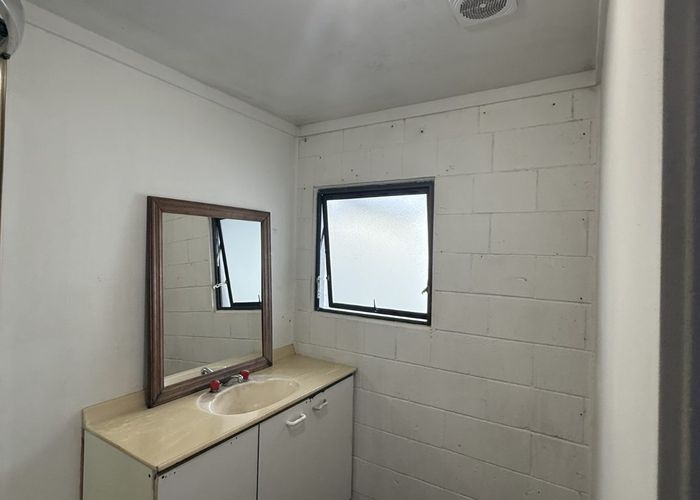  at 2/4A Vine Street, Mangere East, Manukau City, Auckland