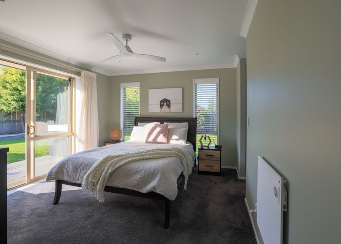  at 51 Wiltshire Drive, Huntington, Hamilton