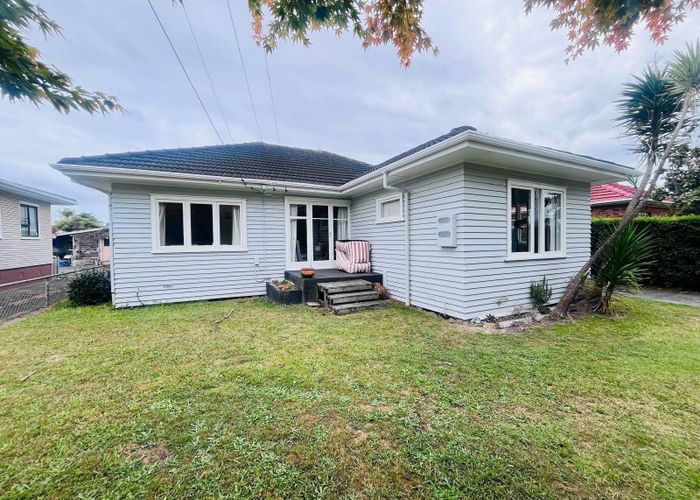  at 8 Peachgrove Road, Te Atatu Peninsula, Waitakere City, Auckland