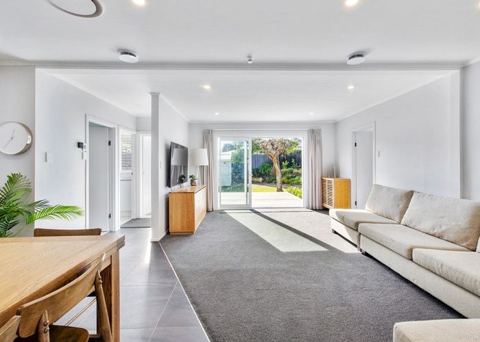  at 33 Kenneth Avenue, Sandringham, Auckland