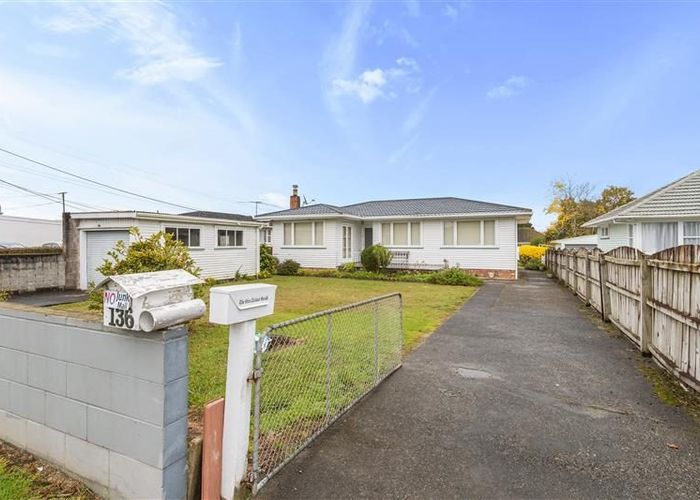  at 136 Rathgar Rd, Henderson, Waitakere City, Auckland
