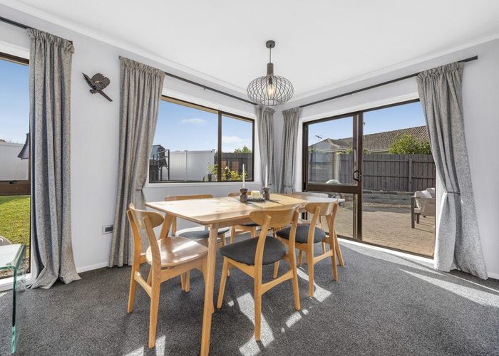  at 2/10 Pinewood Grove, Botany Downs, Manukau City, Auckland