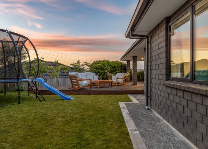  at 2 Roundhouse Close, Whitby, Porirua