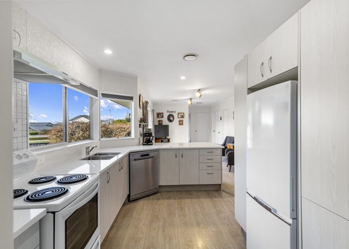  at 64 Sunnyhills Avenue, Glenview, Hamilton