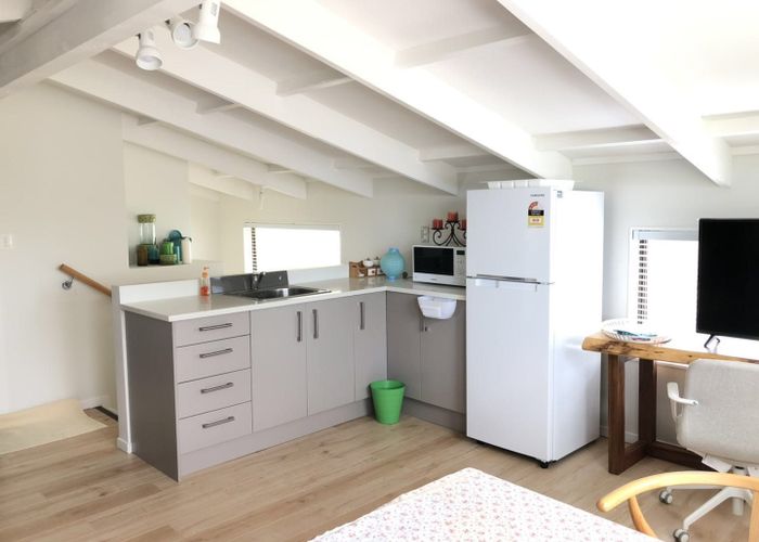  at 32 Hobson Road, Lucas Heights, Auckland