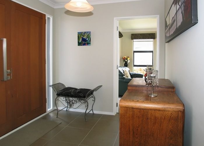 Free property data for 51 Kilkelly Close, Tawa, Wellington homes.co.nz