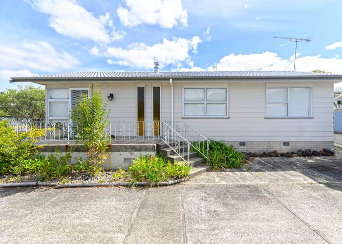  at 9 Salamanca Road, Sunnynook, Auckland