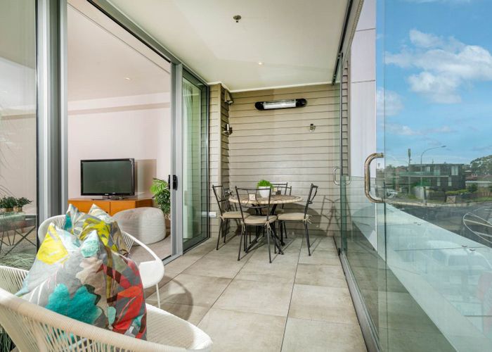  at 102/585 Beach Road, Rothesay Bay, Auckland