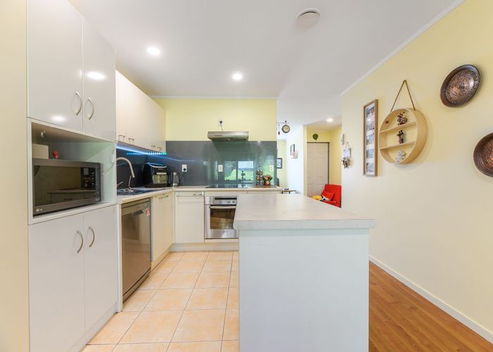  at 6 Kona Crescent, Henderson, Waitakere City, Auckland