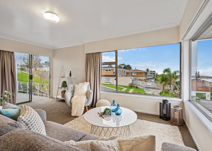  at 1/1 Woodcote Drive, Glenfield, Auckland