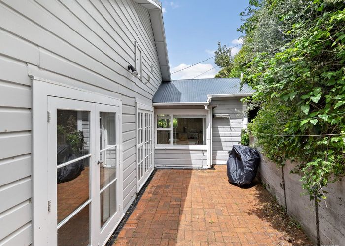  at 10 Queens Drive, Kilbirnie, Wellington