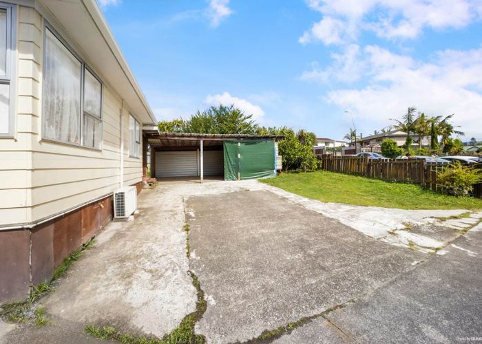  at 8 Sabot Place, Massey, Waitakere City, Auckland