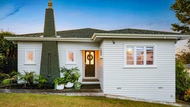  at 4 Le Roy Terrace, Birkenhead, Auckland