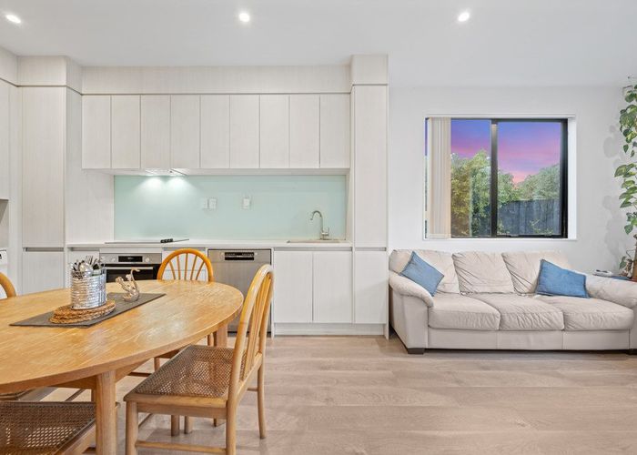  at 5E Beach Road, Te Atatu Peninsula, Waitakere City, Auckland