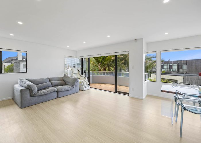  at 2/4 Rogers Avenue, Eastern Beach, Manukau City, Auckland