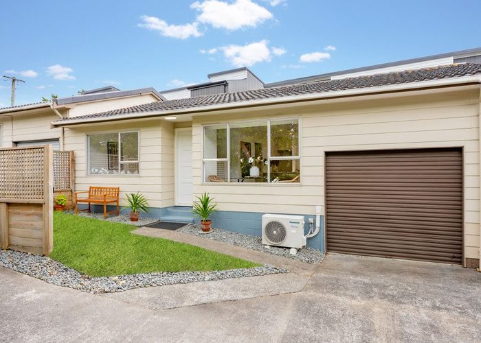  at 2/100 Royal Road, Massey, Waitakere City, Auckland