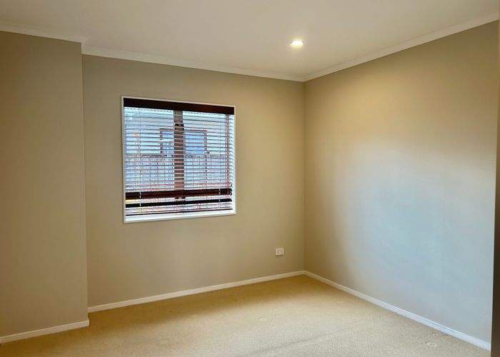  at 8 Devon Road, Bucklands Beach, Auckland