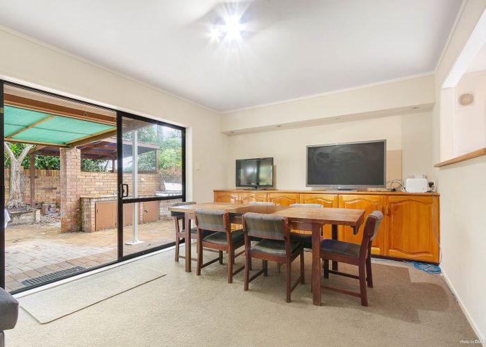  at 2/11 Smale Street, Point Chevalier, Auckland