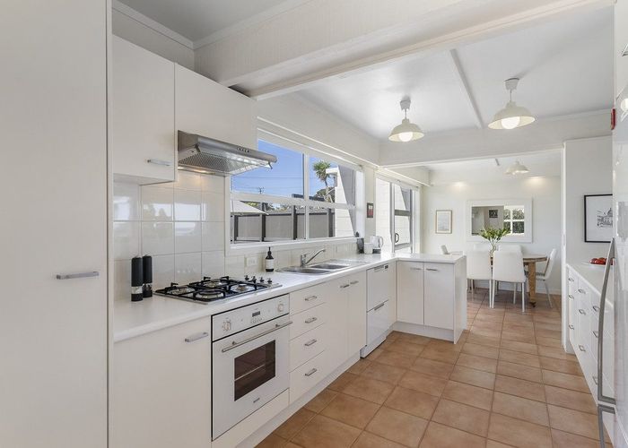  at 2/122 Rangatira Road, Beach Haven, Auckland