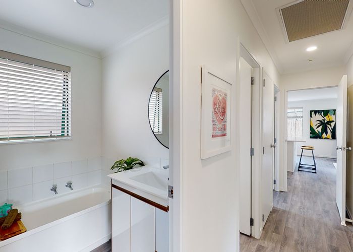  at 2/541 Swanson Road, Ranui, Auckland