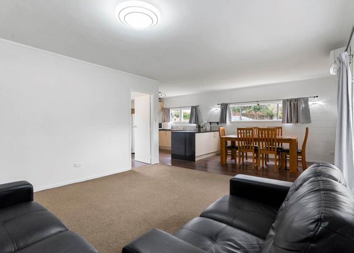  at 1/207 Sunnynook Road, Totara Vale, North Shore City, Auckland