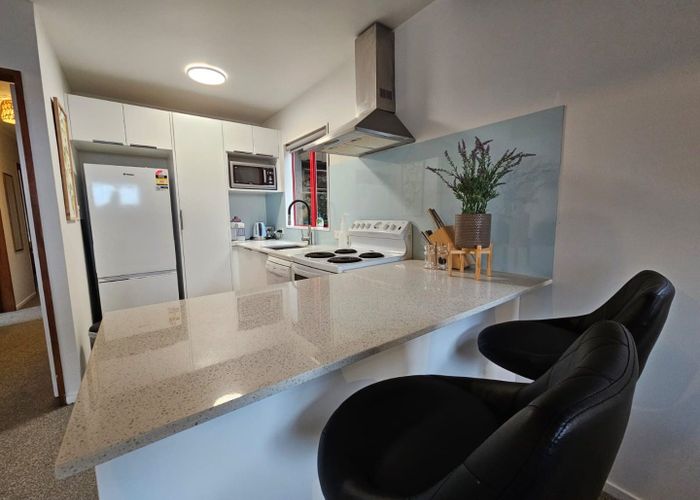  at 1/18 Hinau Road (fully-furnished 2x bedroom with garage), Hataitai, Wellington, Wellington